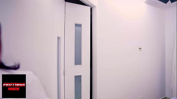 A linda secretária veio até a minha casa, caiu nos meus encantos e fodemos na cama